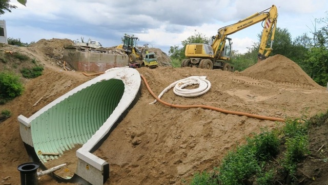 1,1 mln zł kosztowała modernizacja 200-metrowego odcinka drogi wojewódzkiej nr 125 w pobliżu Starego Objezierza w Powiecie Gryfińskim. Zburzono m.in. 77-letni wiadukt nad torowiskiem nieczynnej linii kolejowej, a powstał tunel.