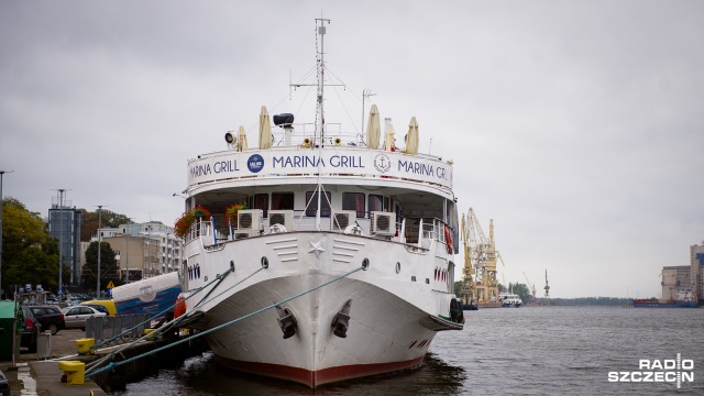 Restauracja Ładoga w Szczecinie już bez czerwonej gwiazdy i herbu Związku Sowieckiego. Oba symbole zostały zamalowane farbą.
