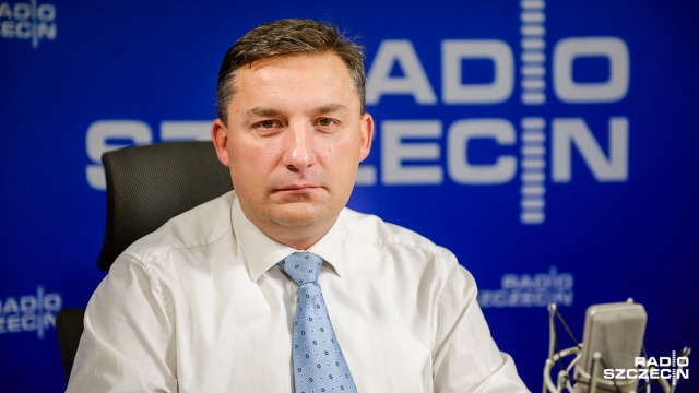 Zbierzemy brakujące podpisy pod wnioskiem o referendum, skoro Europa zaczyna nam grozić w sprawie uchodźców - zapewnił w Rozmowach pod krawatem poseł Kukiz03915 Sylwester Chruszcz.
