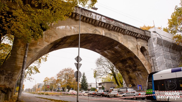 Wiadukt kolejowy nad ulicą Ku Słońcu w Szczecinie przejdzie gruntowny remont. Pochodząca z lat 60. konstrukcja była w złym stanie technicznym. W ostatnim czasie kilka razy zdarzyło się, że na jezdnię i chodnik spadały betonowe fragmenty wiaduktu.