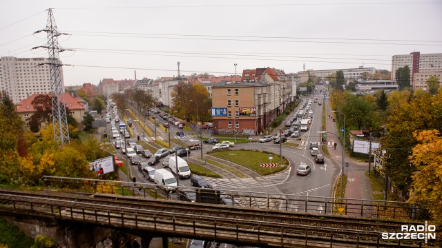 Nie ma szans na płynny przejazd autem w okolicach cmentarza. Korek zaczyna się od ronda Gierosa na Gumieńcach, a z drugiej strony od skrzyżowania z ul. 26 kwietnia i Krzywoustego.