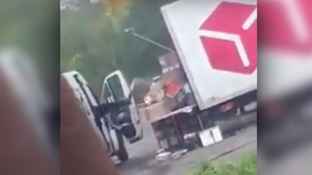 Kurierzy firmy DPD kopią i rzucają paczkami klientów - taki film miał zostać nagrany w Szczecinie, a opublikował go na Facebooku internauta.