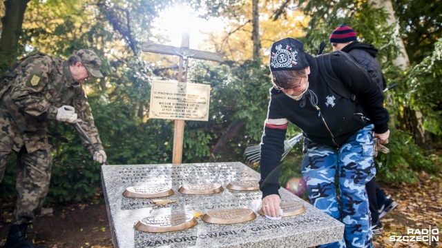 Groby i pomniki polskich żołnierzy na Cmentarzu Centralnym w Szczecinie posprzątane. Zajęli się tym m.in. członkowie: Grupy Rekonstrukcji Historycznej 12 Pułku Ułanów, Narodowych Sił Zbrojnych, Paczki dla Bohatera i kibice Pogoni Szczecin.