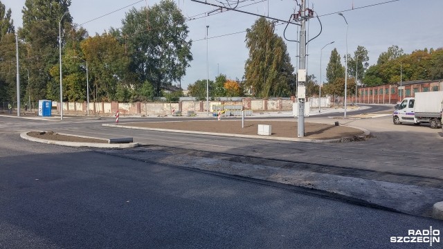 Nowe rondo u zbiegu ul. Żołnierskiej, Mickiewicza, Reduty Ordona i Wernyhory w Szczecinie będzie otwarte w poniedziałek przed południem. Pierwotnie miało być przejezdne wczesnym rankiem.