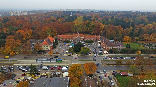 W poniedziałek kierowców czekają kolejne zmiany w organizacji ruchu przy Cmentarzu Centralnym w Szczecinie. Od godz. 10 zamknięta będzie jezdnia ul. Ku Słońcu przy cmentarzu w kierunku centrum miasta.