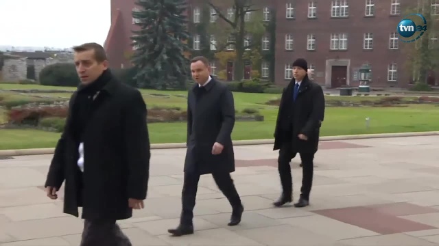 Prezydent Andrzej Duda wziął udział w mszy św. w katedrze na Wawelu. Modlił się także przy sarkofagu Lecha i Marii Kaczyńskich.