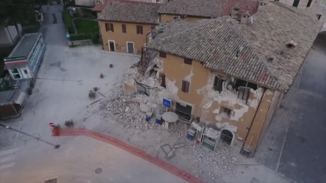 Trwa wielka ewakuacja osób, które w niedzielnym trzęsieniu ziemi we Włoszech straciły dach nad głową. Do stu hoteli, w nadmorskich miejscowościach regionu Marche, przewieziono 5,5 tysiąca osób - podaje Polska Agencja Prasowa.