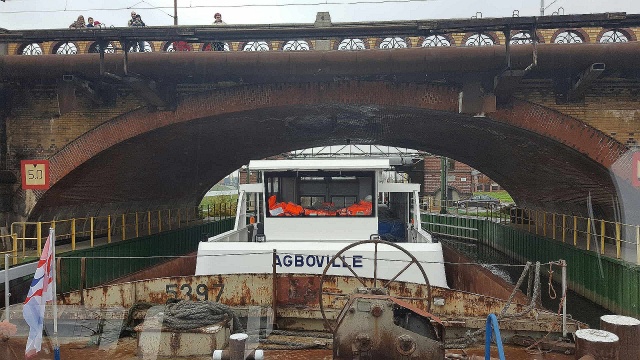 Barka rzeczna z pierwszymi jednostkami na pokładzie płynie Odrą do Szczecina. Wyprodukowane w Kędzierzynie Koźlu tramwaje wodne będą testowane na jeziorze Dąbie.