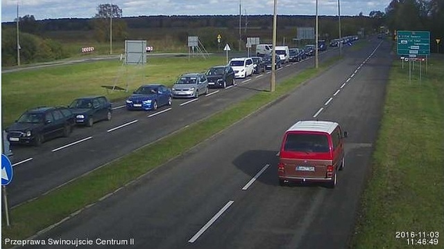 Potężny korek przed karsiborską przeprawą w kierunku Świnoujścia. Kierowcy na podpływający prom muszą czekać co najmniej godzinę.