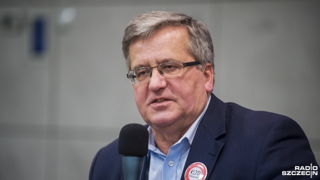 Skrytykował program Rodzina 500 i dodał otuchy działaczom Komitetu Obrony Demokracji. Były prezydent Polski Bronisław Komorowski spotkał się z sympatykami KOD-u w Szczecinie.