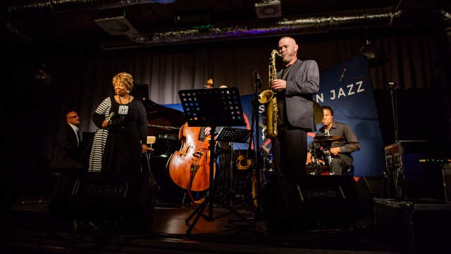 Były oklaski, słowa zachwytu i oczywiście spora dawka muzyki. Jedna z czołowych jazzowych wokalistek Deborah Brown i szczeciński saksofonista Sylwester Ostrowski wystąpili w czwartek wieczorem w Starej Rzeźni na szczecińskiej Łasztowni.