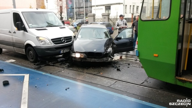 Dwa auta zderzyły się blisko przystanku tramwajowego na ulicy Jagiellońskiej w pobliżu skrzyżowania z al. Piastów.