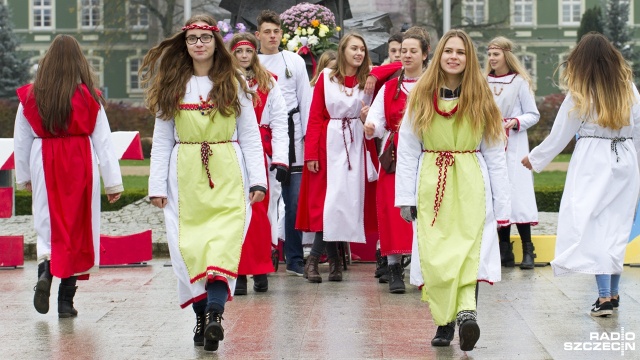 Tańce, śpiewy, wystawa fotograficzna i słowiańskie kreacje na szczecińskich Jasnych Błoniach. W sobotnie przedpołudnie zaprezentowali je na nich uczniowie Zespołu Szkół nr 5 w Szczecinie w ramach projektu To, co nas łączy, a nie dzieli, czyli polsko-ukraińskie twórcze spotkania.