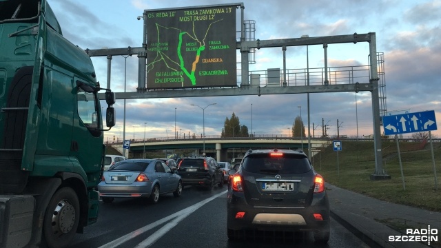 Długa kolejka aut ustawiła się na Szosie Stargardzkiej i Zwierzynieckiej przed skrzyżowaniem w Kijewie.