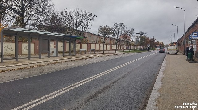 Rondo u zbiegu ulic Wernyhory, Mickiewicza, Żołnierskiej i Reduty Ordona wciąż funkcjonuje z tymczasowymi przystankami dla pasażerów komunikacji miejskiej.