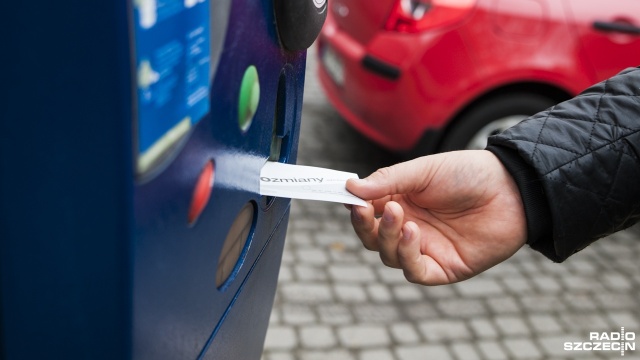 Postój nadal będzie płatny także tam, gdzie nie ma linii - ogłosili w poniedziałek szczecińscy urzędnicy. To ich stanowisko w sprawie sporu dotyczącego oznaczeń w Strefie Płatnego Parkowania.
