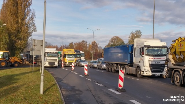 O jeden pas jezdni więcej w obu kierunkach będą mieli do dyspozycji kierowcy po przebudowie skrzyżowania ulic Struga z Gryfińską na szczecińskim prawobrzeżu. We wtorek rozpoczął się tam remont i rozbudowa.