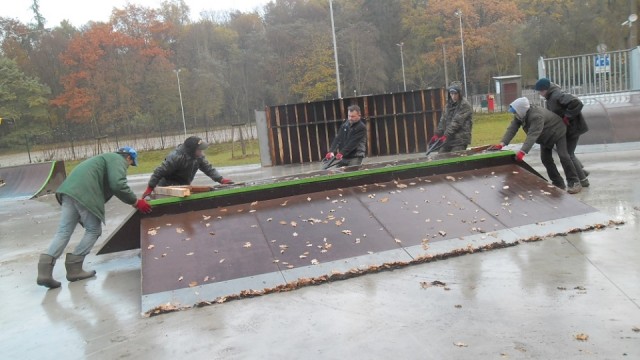 Zakończył się demontaż urządzeń ze skateparku na szczecińskiej Arkonce. W tym tygodniu rozpocznie się ustawianie band, które pozwolą przygotować płytę lodowiska. Ślizgać się będzie można od 5 grudnia.