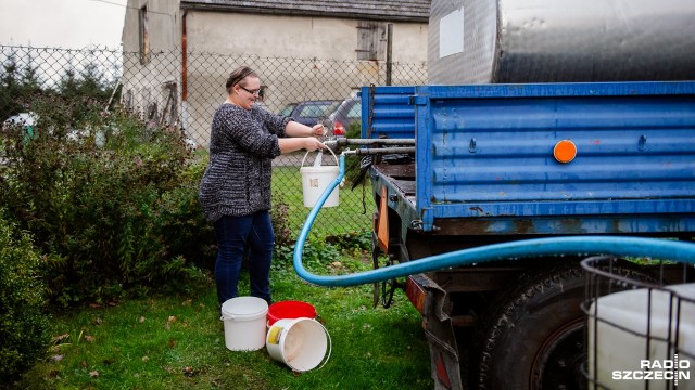 Mieszkanka Ptaszkowa koło Nowogardu od dziewięciu lat nie ma bieżącej wody w kranach. Romana Łukasiewicz jako jedyna w gminie musi korzystać z beczkowozu, który co miesiąc podstawia pod jej dom firma odpowiedzialna za dostawę wody w gminie. Studnia, z której wcześniej korzystała kobieta, wyschła. W środę rada miasta przyjęła uchwałę, która ma pomóc rodzinie pani Romany.
