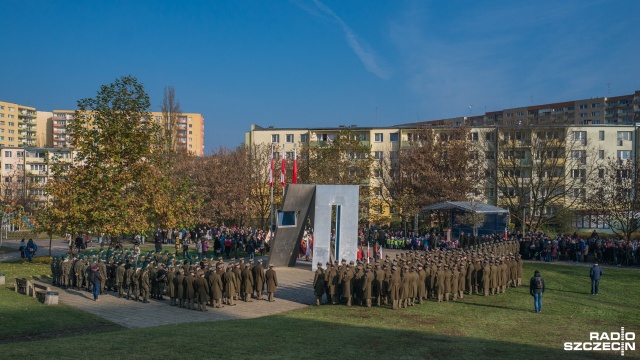 Uroczystości z okazji 98. rocznicy odzyskania przez Polskę niepodległości odbyły się w czwartek, w przededniu narodowego święta, na szczecińskim Osiedlu Słoneczne. Wzięli w nich udział m.in. żołnierze, samorządowcy, uczniowie, nauczyciele i mieszkańcy.
