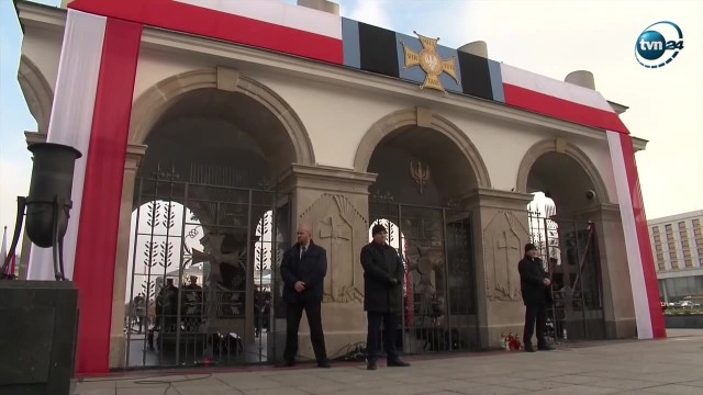 Prezydent Andrzej Duda odsłonił w Warszawie tablicę poświęconą Żołnierzom Wyklętym. W czwartkowej uroczystości udział wzięli: kombatanci, rodziny Żołnierzy Wyklętych, przedstawiciele najwyższych władz państwowych, wojska i duchowieństwa, młodzież szkolna i harcerze.