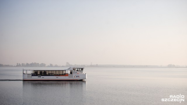 Dwa tramwaje wodne pomyślnie przeszły próby prędkości na jeziorze Dąbie w Szczecinie. Jednostki musiały przez godzinę płynąć 16 kmh i udało się. Prędkość kontraktowa została osiągnięta.