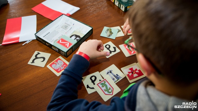 Kolorowanki, planszówki, gry edukacyjne, puzzle oraz konkursy - m.in. takie atrakcje przygotował dla najmłodszych szczeciński oddział Instytutu Pamięci Narodowej z okazji Święta Niepodległości.