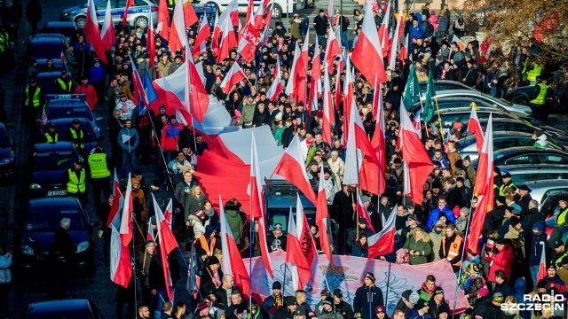 Ponad dwa tysiące osób przeszło ulicami Szczecina w VI Marszu Niepodległości. W ten sposób uczcili przypadające 11 listopada narodowe święto.
