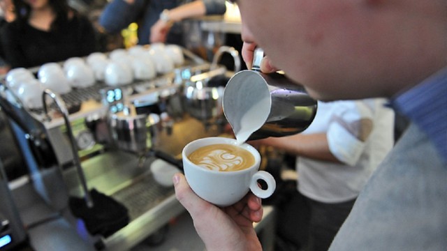 16 baristów z całego kraju walczy o Szczeciński Puchar Latte Art. To sztuka malowania rysunków i wzorów z mleka na kawie.