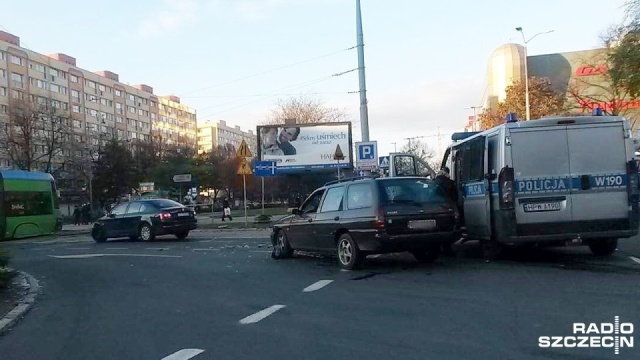 Jak informuje dyżurny miejskiej policji - przy centrum handlowym Galaxy zderzyły się Skoda i Ford. Jeden z pojazdów blokuje środkowy pas ruchu.