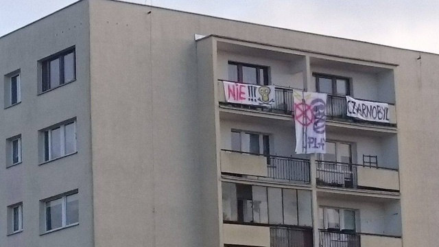 Mieszkańcy bloku przy ulicy Boryny w Szczecinie protestują przeciwko wybudowanemu masztowi telefonii komórkowej.