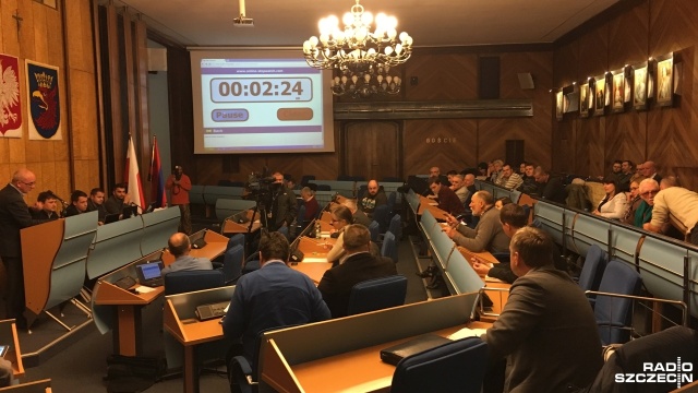 Trzy warianty drugiego odcinka Szczecińskiego Szybkiego Tramwaju zarekomendowali mieszkańcom projektanci. Koncepcje rozbudowy linii przedstawili w poniedziałek podczas konsultacji społecznych. Na spotkanie, które odbyło się w sali sesyjnej rady miasta, przyszło ok. 50 osób.