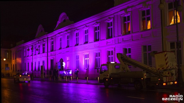 Zachodniopomorski Urząd Wojewódzki i Dom Kultury 13 Muz w Szczecinie zostały w czwartek wieczorem podświetlone na fioletowo. To z okazji obchodzonego 17 listopada Światowego Dnia Wcześniaka.