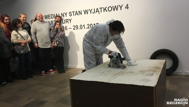 Medialny Stan Wyjątkowy: Partytury - to tytuł wystawy, którą od czwartku można oglądać w Galerii Sztuki Współczesnej Muzeum Narodowego w Szczecinie. Swoje prace prezentują tam profesorowie, wykładowcy, absolwenci i studenci szczecińskiej Akademii Sztuki.