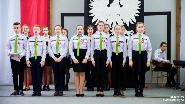 Musztrę i zajęcia praktyczne ze strażakami, policją czy pogranicznikami wprowadziło do programu nauczania Gimnazjum nr 18 w Szczecinie. Takie zajęcia ma klasa obronno-ratownicza.