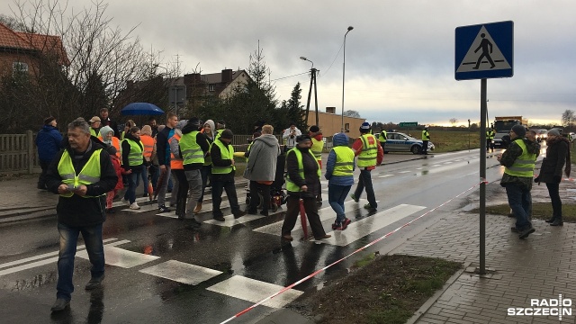 Domagają się znaków ograniczających prędkość oraz chodnika, dlatego zablokowali drogę. Mieszkańcy Rzęśnicy między Złocieńcem a Drawskiem Pomorskim przez godzinę pikietowali, wstrzymując ruch. Protest na drodze krajowej nr 20 rozpoczął się o 15.