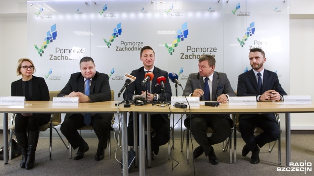 Prawie 450 milionów złotych z Brukseli przeznaczonych będzie na wsparcie zachodniopomorskich przedsiębiorców. Nie chodzi o dotacje, a pożyczki na preferencyjnych warunkach czy poręczenia finansowe w ramach znanych już inicjatyw JESSICA i JEREMIE. Pieniądze pochodzą z Unii Europejskiej, a ich dysponentem będzie Bank Gospodarstwa Krajowego. W poniedziałek podpisano stosowną umowę.