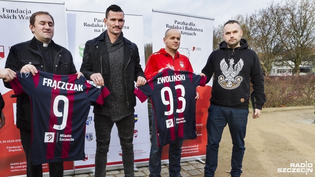 Adam Frączczak i Łukasz Zwoliński - podobnie jak wcześniej Kamil Grosicki - przekazali swoje koszulki na szczecińską akcję bożonarodzeniowej pomocy dla Polaków mieszkających na Litwie.