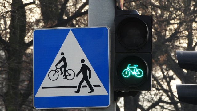 28 sygnalizatorów dźwiękowych, które pomagają osobom niedowidzącym pokonać skrzyżowania zamontowano na placu Żołnierza w Szczecinie.