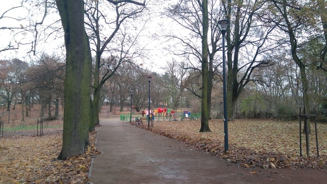 Nowe oświetlenie, ławki i plac zabaw pojawiły się w parku im. Jacka Karpińskiego przy ul. Niemierzyńskiej w Szczecinie.
