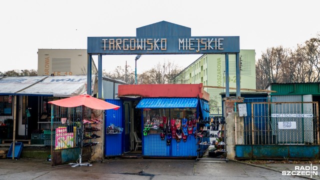 Ruszył remont targowiska w szczecińskim Dąbiu. Po zakończeniu prac, zamiast zardzewiałych pawilonów i nierównych chodników, będą nowe stoiska i alejki. Całość ma być zadaszona.