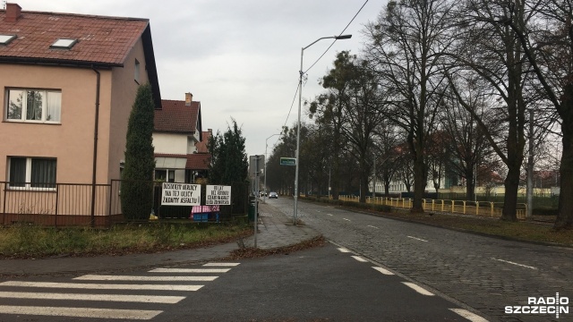 Dostajemy nerwicy na tej ulicy - takie hasło pojawiło się na jednym z domów przy ulicy Żołnierskiej w Szczecinie. Mieszkańców bulwersuje przedwojenna kostka brukowa, po której jeżdżą samochody.