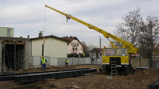 Rozpoczął się montaż szkieletu nowego budynku szkoły podstawowej w Bezrzeczu pod Szczecinem. To konstrukcja z metalowych prętów, które zastąpią tradycyjne, murowane ściany.