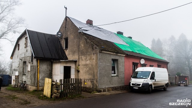 W poniedziałek w Jarchlinie w gminie Nowogard spłonęło poddasze wielorodzinnego budynku. Parter został z kolei zalany przy gaszeniu pożaru. Mieszkańcy potrzebują pomocy.