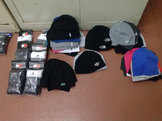 Nawet pięć lat więzienia grozi mężczyźnie, który handlował podróbkami w Szczecinie. Policjanci zatrzymali go w centrum miasta, gdy sprzedawał perfumy i ubrania.