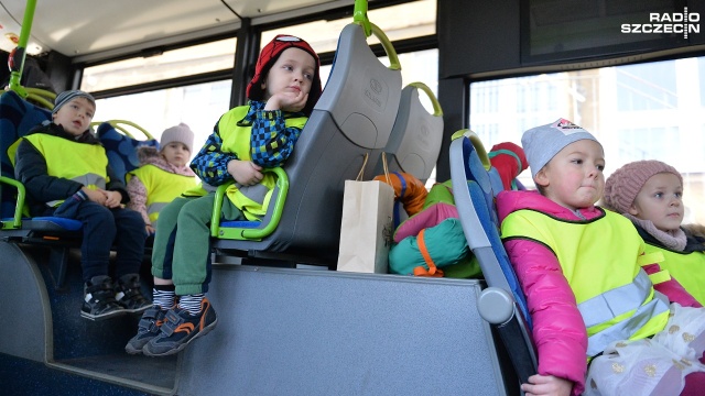 Jak zachowywać się w autobusie i jak wygląda praca kierowcy - szczecińskie przedszkolaki wizytowały autobusową zajezdnię Klonowica.