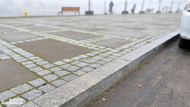 Jak alarmują słuchacze audycji Czas Reakcji najechanie samochodem na krawężnik w okolicy biurowca Lastadia Office kończy się przebiciem opon.