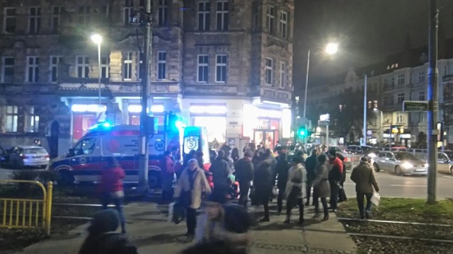 Kierowca BMW jadący na plac Kościuszki od strony Piastów na przejściu dla pieszych potrącił dwie osoby.