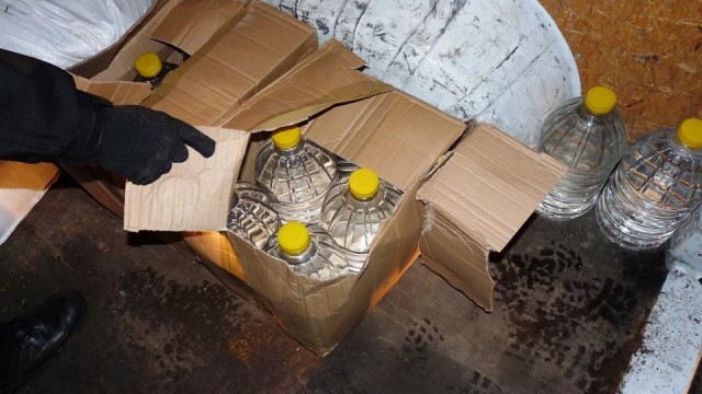 Sto tysięcy sztuk lewych papierosów, ponad tonę tytoniu i dziesiątki litrów spirytusu bez akcyzy przejęli w listopadzie zachodniopomorscy celnicy. Jak wyliczyli, Skarb Państwa stracił na tym miliard złotych. To wartość niezapłaconych podatków.