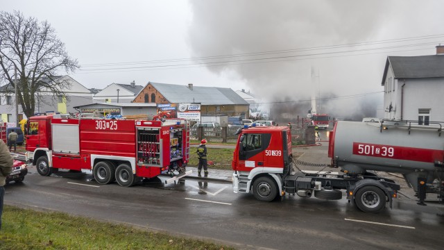 Strażacy dogasili pożar stolarni na szczecińskim Krzekowie. Ogień w budynku przy ulicy Szerokiej wybuchł w sobotę przed godz. 11.